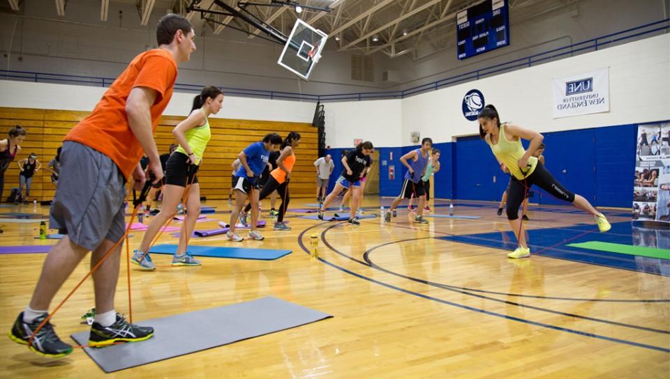 学生 take part in an exercise class in the 芬利娱乐中心